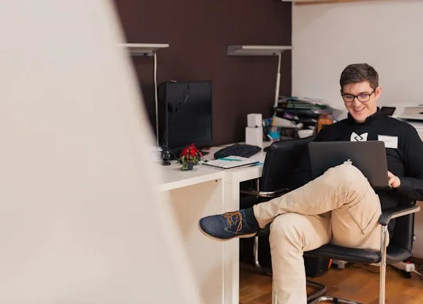 Créateur de sites travaillant sur un ordinateur portable