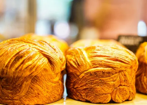 Viennoiseries dorées tout juste sorties du four