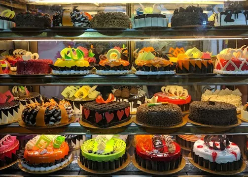 Vitrine de gâteaux colorés