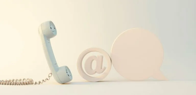 Téléphone et arobase symbolisant le contact