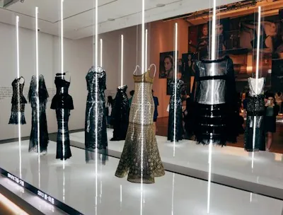 Collection de robes dans une boutique