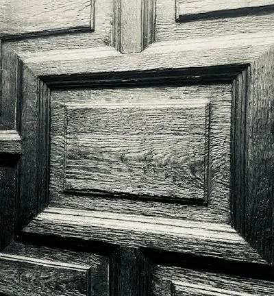 Porte en bois massif aux moulures travaillées