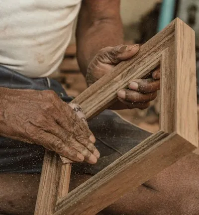 Assemblage d'un cadre en bois à la main