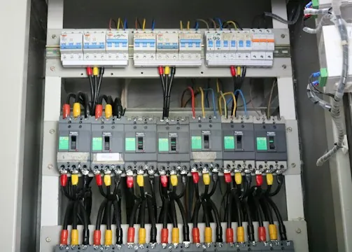 Tableau électrique moderne et bien câblé