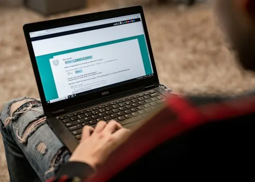 Formulaire de devis en ligne sur un ordinateur portable