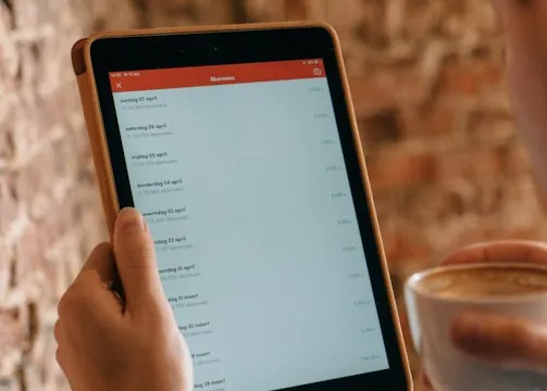 Tablette affichant une liste de demandes