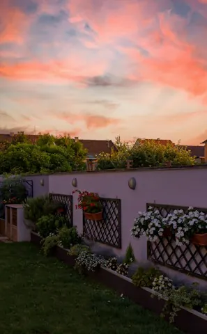 Terrasse et jardin au coucher du soleil